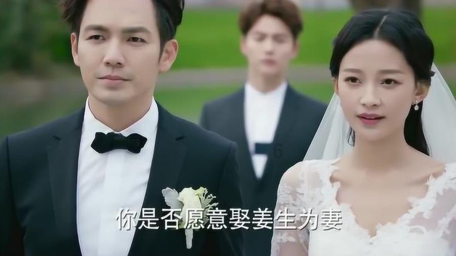 2021款凯美瑞后窗有个孔